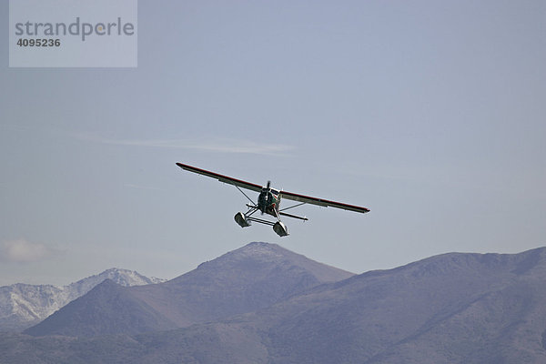 Wasserflugzeug vor den Chugach Bergen Anchorage Alaska USA