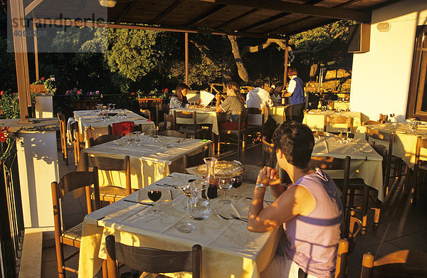 Abendessen im Restaurant der Coop Enis in der Nähe des Ortes Oliena Sardinien Italien