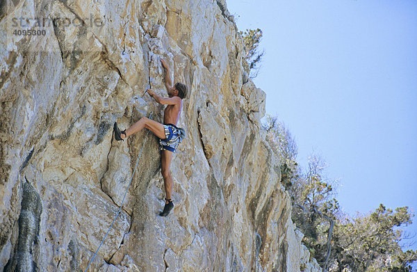 Kletterer in der Bucht Cala Luna Sardinien Italien