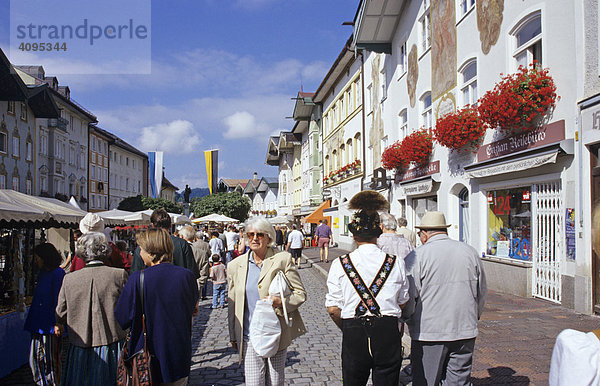 Töpfermarkt in der Marktstraße von Bad Tölz Bayern Deutschland