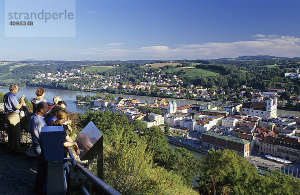 Blick von der Feste Oberhaus auf die Altstadt Passau Bayern Deutschland