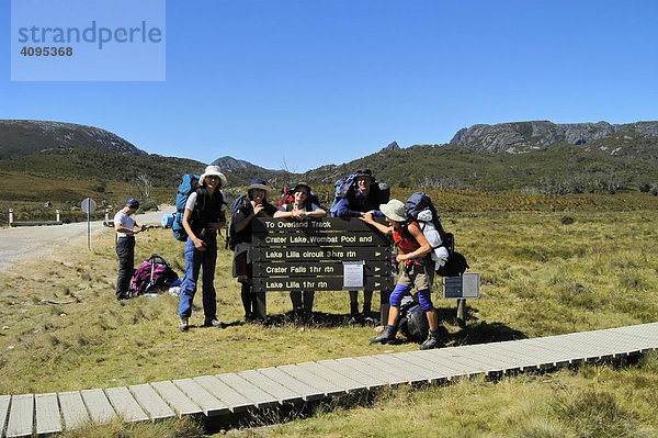 Gruppenfoto am Start des Overland Trecks Weitwanderweg durch Tasmaniens Wildnis vom Lake St Clair Nationalpark Tasmanien Australien