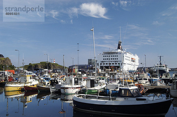 Hafen von Thorshavn mit Schiff der Smyril Line Thorshavn Faeroer Färöer Inseln