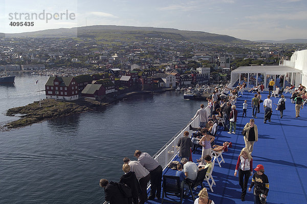 Ausfahrt aus dem Hafen an Bord der Norröna Thorshavn Faeroer Färöer Inseln