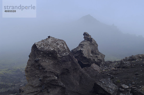 Tuff Felsen am Fuße des Berges Horn im Nebel Stykkisholmur SnÊfellsnes Halbinsel Island