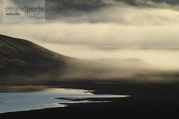 Morgendliche Nebelstimmung Standpunkt der westliche Kraterrand des LjÛtipollur Vulkans Landmannalaugar Island