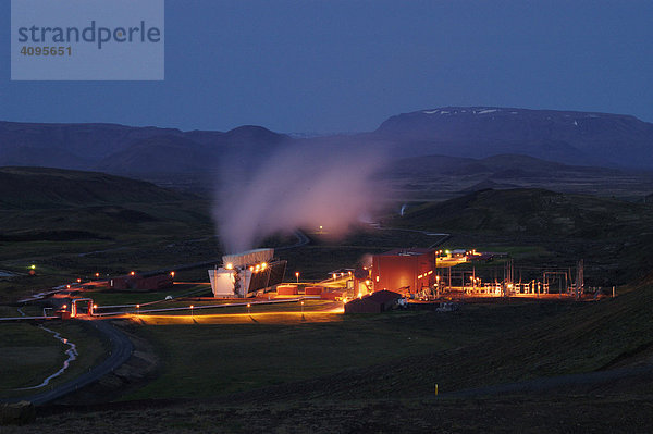 Das geothermale Kraftwerk beim Vulkan Krafla Aus Bohrlöchern die derzeit bis über 2 km Tiefe reichen wird heißer Dampf gewonnnen der Turbinen antreibt M_vatn Nordisland Island