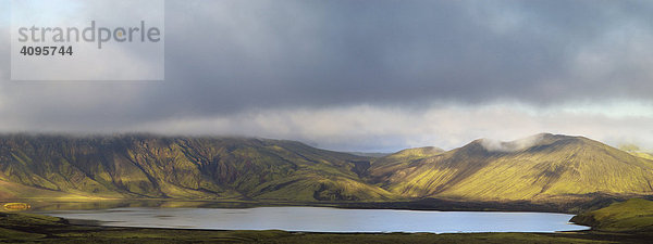 Der See Frosta_avatn Standpunkt der westliche Kraterrand des LjÛtipollur Vulkans Landmannalaugar Island