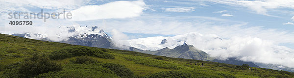 Blick von Aussichtspunkt Oddasker zum höchsten Berg Islands dem Hvannadalsnhjukur 2119 m Wanderer im Birkengestrüpp des Skaftafell Nationalpark Skaftafell Nationalpark Südküste Island