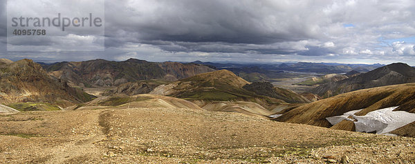 Blick vom Laugavegur über die Rhyolith Berge von Landamnnalaugar Fjallbak Nationalpark
