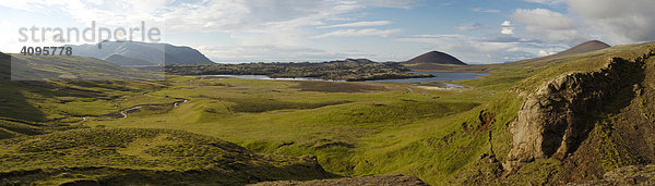 Formationen aus Tuff am Fuße des Berges Horn Berserkjahraun Blick zum Selvallavatn Stykkisholmur SnÊfellsnes Halbinsel Island