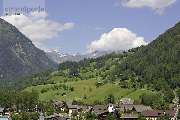 Blick über den Ort Putschall zum Großglockner Kärnten Österreich