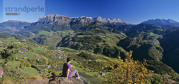 Blick vom Ritten in Oberbozen über Unterinn auf Rosengarten und Sella in Südtirol Italien