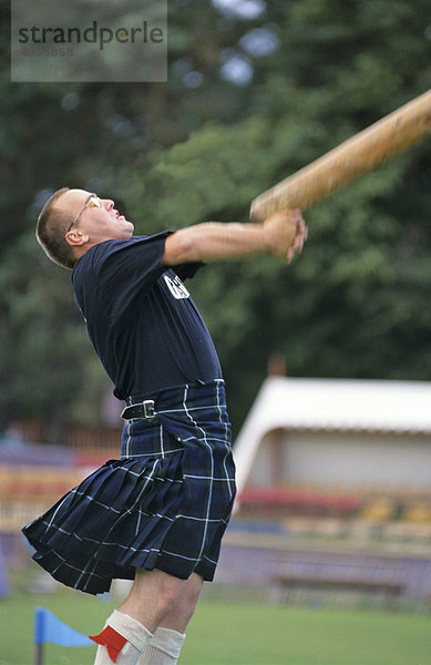 Baumstammwerfen bei Highland Games Ballater Schottland