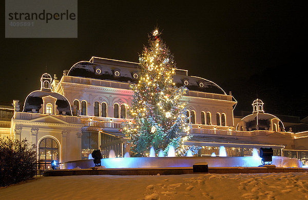 Das Casino in Baden in festlicher Weihnachtsbeleuchtung Niederösterreich