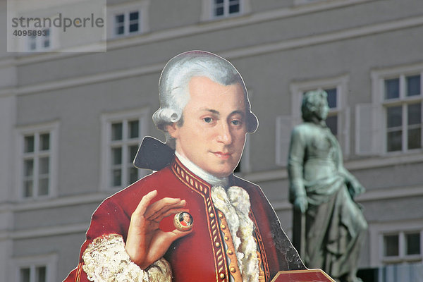 Werbung für Salzburger Mozartkugeln mit einer lebensgroßen Mozart Figur aus Karton dahinter das Mozartdenkmal am Mozartplatz Stadt Salzburg Österreich