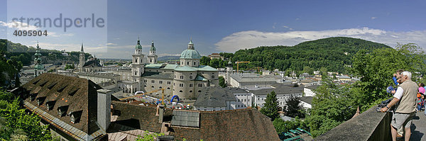Blick von der Festung Hohensalzburg auf den Dom und das Stadtzentrum Stadt Salzburg Österreich