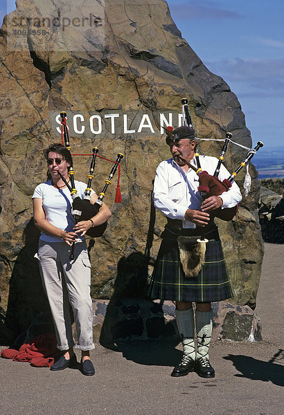Dudelsackspieler an der schottischen Grenze  Carter Bar  Schottland  Großbritannien