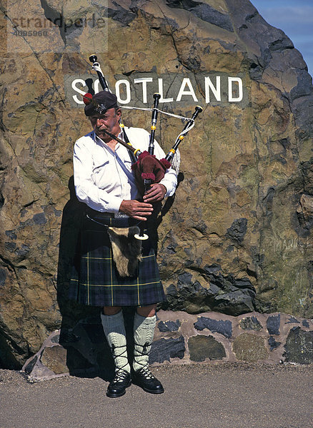 Dudelsackspieler an der schottischen Grenze  Carter Bar  Schottland  Großbritannien