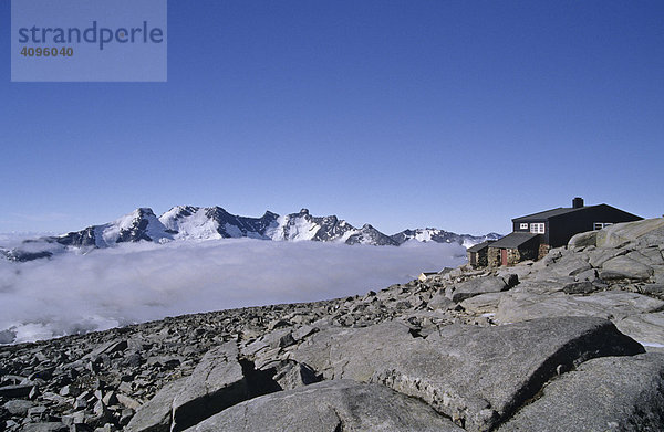 Hütte am FannarÂken und Hurrungane Gipfel  Jotunheimen  Norwegen