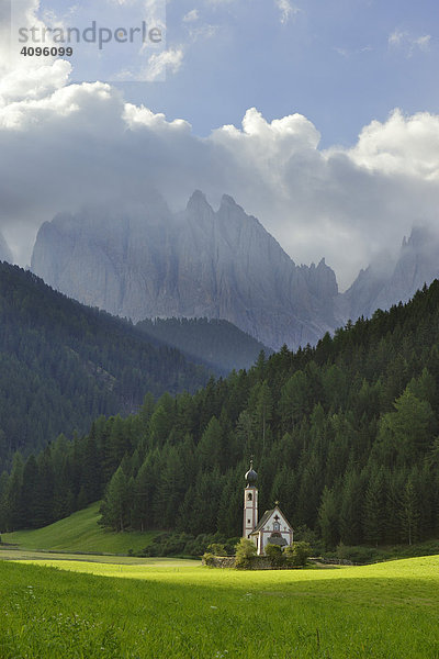 Kirche St. Johann in Ranui mit Geisler Gruppe  Villnößtal  Südtirol  Italien