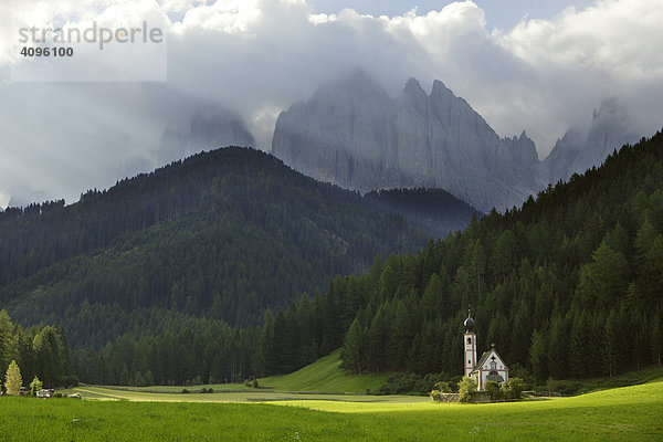 Kirche St. Johann in Ranui mit Geisler Gruppe  Villnößtal  Südtirol  Italien