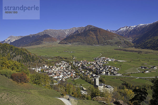 Blick auf den Ort Burgeis mit der Fürstenburg  Oberer Vinschgau  Südtirol  Italien