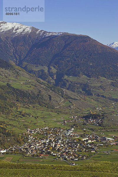 Blick auf den Ort Mals  Oberer Vinschgau  Südtirol  Italien