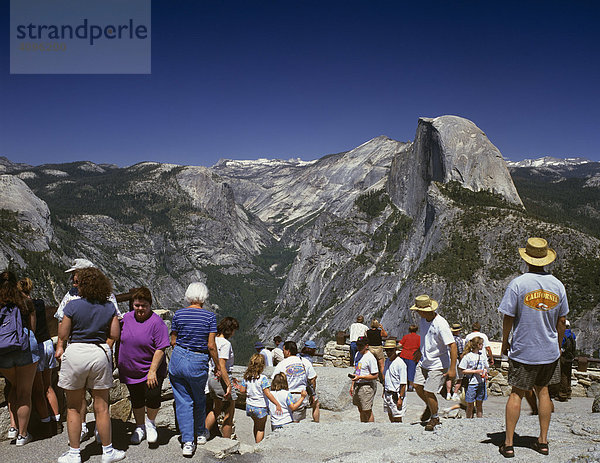 Touristen blicken zum Half Dome vom Glacier Point aus  Yosemite NP  Kalifornien  USA