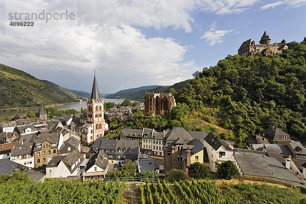 Blick vom Postenturm auf den Ort mit evangelischer Kirche St.Peter der gotischen Wernerkapelle und der Burg Stahleck  Bacharach am Rhein  Rheinland-Pfalz  Deutschland