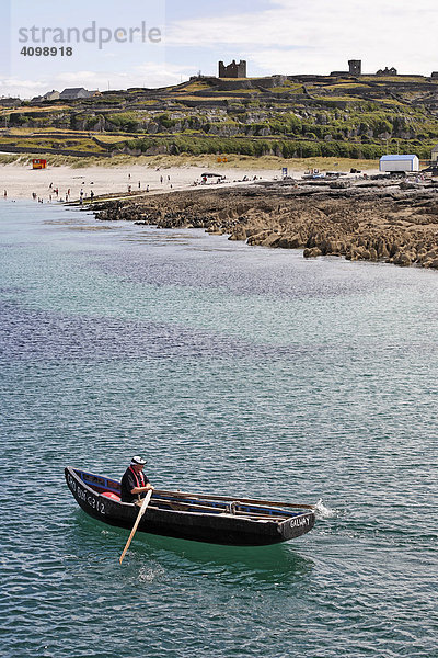 Ein Curragh ist eine alte Bootsform der Aran Inseln  Inis Oirr  Aran Inseln  Irland