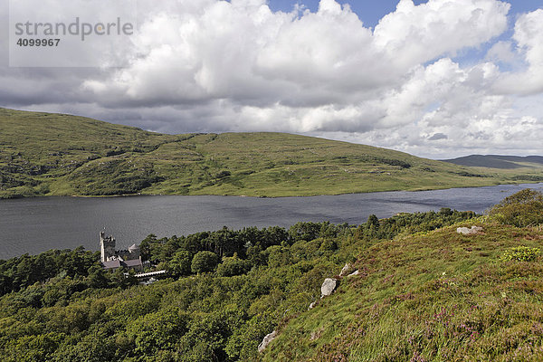 Burg Glenveagh mit dem Loch Ghleann Bheatha im Glenveagh Nationalpark  Donegal  Irland