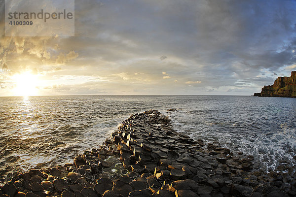 Sonnenuntergang bei den Basaltsäulen des Giant¥s Causeway  Londonderry  Nordirland