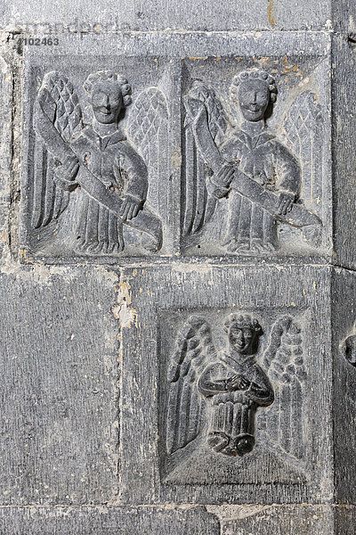 Relief Darstellung von Engel (15.Jahrhundert) im Innenraum der romanische Kirche  Clonfert  Galway  Irland