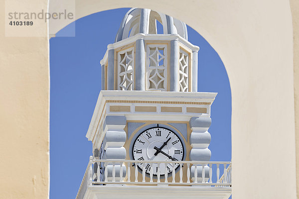 Turm mit Uhr der Kirche Ag Ioannis Baptistis  Thira  Santorin  Griechenland