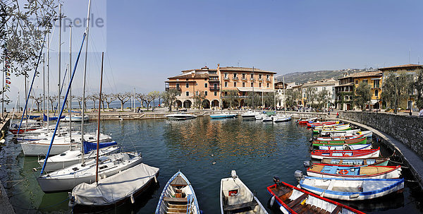 Hafen mit Segelbooten und kleinen Fischerbooten  Torri del Benaco  Gardasee Italien