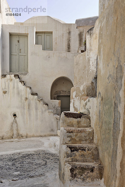 Der alte Ortsteil zeichnet sich durch enge verwinkelte Gassen aus  Emborio  Santorin  Griechenland