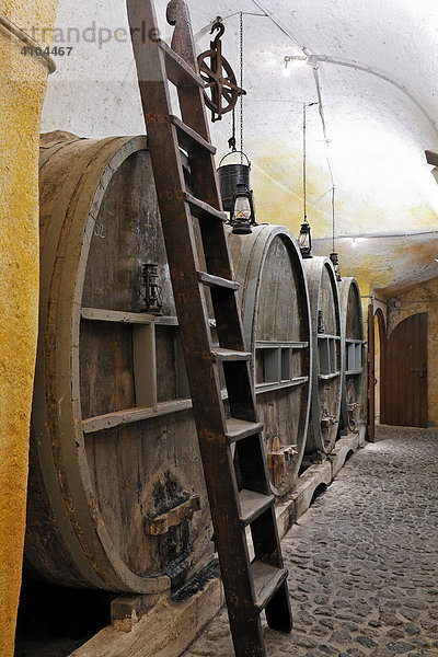 Große Fässer im Weinkeller  Weinmuseum und Kellerei Koutsouyanopoulos  Santorin  Griechenland