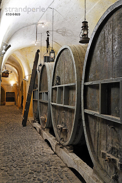 Große Fässer im Weinkeller  Weinmuseum und Kellerei Koutsouyanopoulos  Santorin  Griechenland