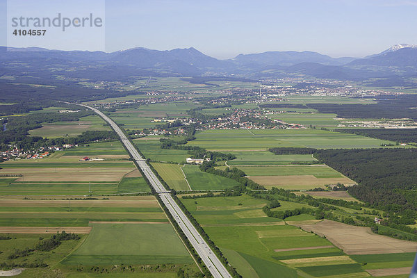 Luftaufnahme der Südautobahn (A2) mit blick über Neunkirchen zum Raxmassiv  Föhrenau  Niederösterreich  Österreich