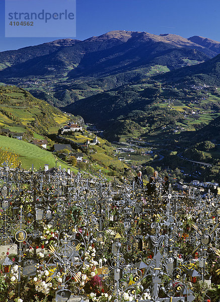 Schmiedeeiserne Kreuze am Friedhof von Villanders im Hintergrund das Kloster Säben  Villanders  Südtirol  Italien