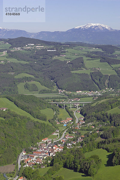 Ort Edlitz und Brücke der Südautobahn dahinter Heilanstalt Hochegg Grimmenstein    Luftaufnahme  Niederösterreich  Österreich