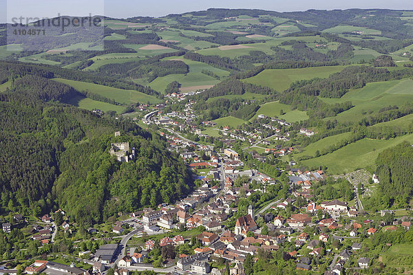 Luftaufnahme vom Ort Kirchschlag in der Buckligen Welt  Niederösterreich  Österreich