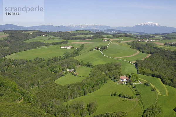 Luftaufnahme von Bauernhof in der Buckligen Welt  Niederösterreich  Österreich