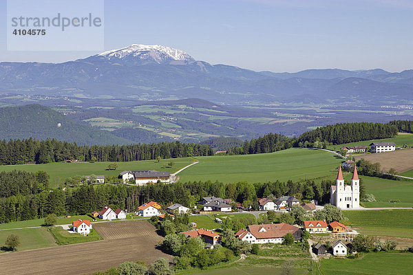 Luftaufnahme von Maria Schnee (Wallfahrtskirche) im Hintergrund der Schneeberg  Niederösterreich  Österreich