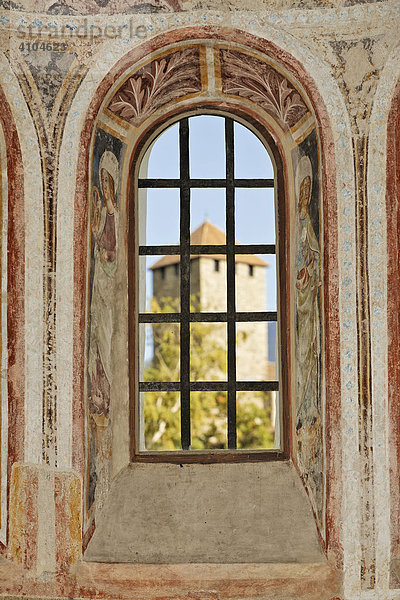 Gotische Fresken in der Kirche Sankt Peter ob Gratsch im Fenster als Hintergrund Turm der Burg Tirol  bei Meran  Südtirol  Italien