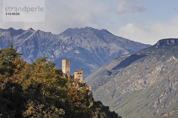 Blick von der Ruine Boymont zur Burg Hocheppan   Südtirol  Italien