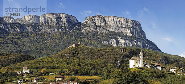 Ort Missian mit Kirche dahinter der Gantkofel  bei Bozen  Südtirol  Italien