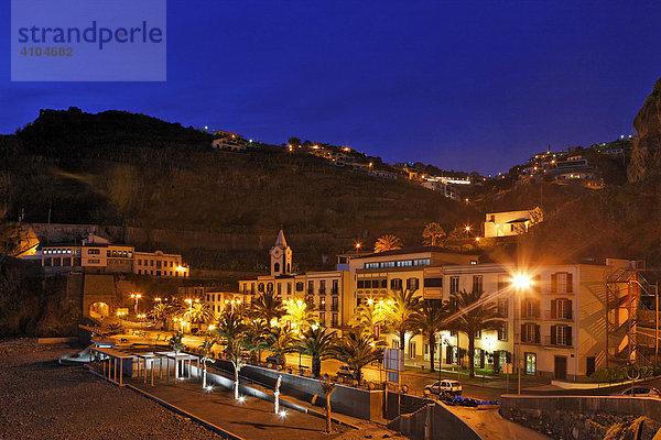 Der Ort am Abend  Ponta do Sol  Madeira  Portugal