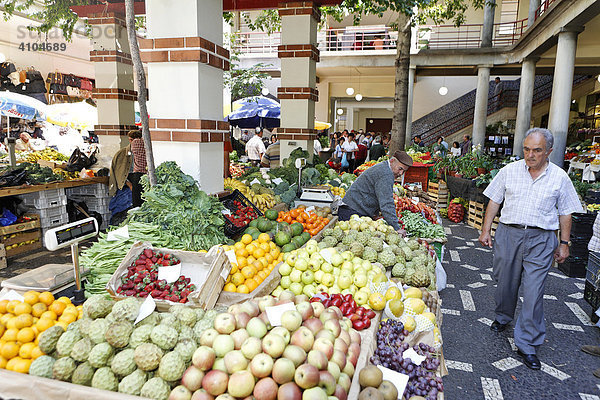 Obst und Gemüse Verkauf in der Mercado dos Lavradores (Markthalle)  Funchal  Madeira  Portugal